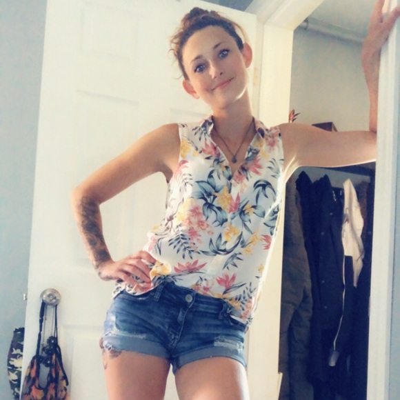 Meet your Posher, Shannon - Picture 1 of 2